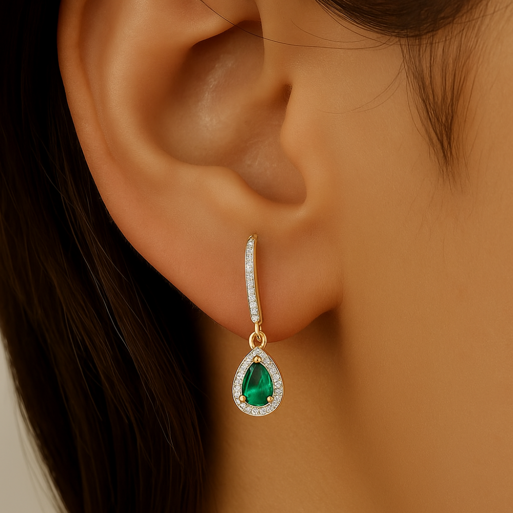 <span style="color:purple">¡ESPECIAL!</span> Aretes colgantes de oro amarillo de 14K con diamante y esmeralda de 0.60 ct G SI