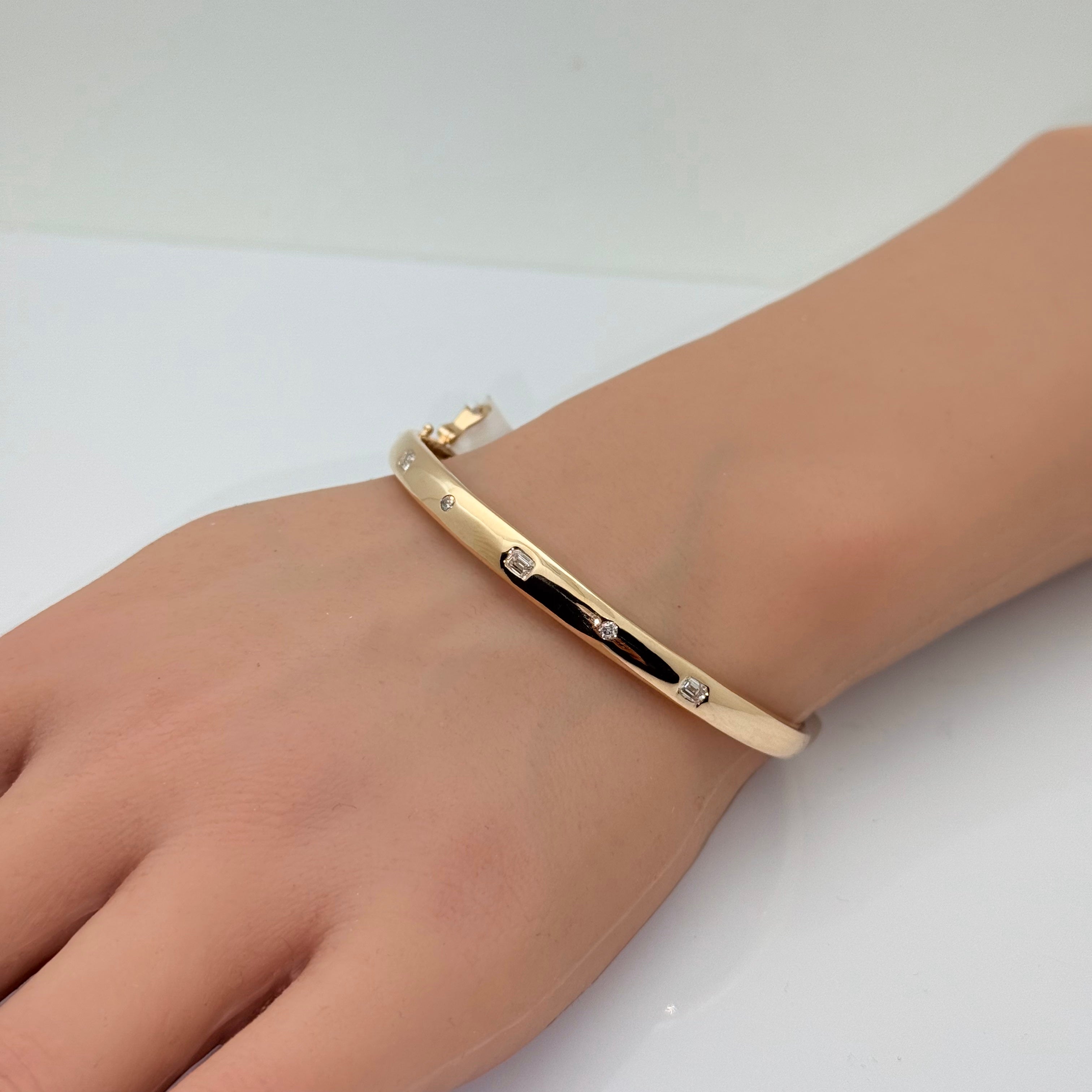 .49ct G SI 14K Yellow Gold Diamond Emerald & Round Cut Stone Bangle Bracelet