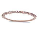 <span>¡LIQUIDACIÓN DE DIAMANTES! </span> Anillo de boda apilable de oro rosa de 14k con diamantes engastados en pavé de 0,13 ct.