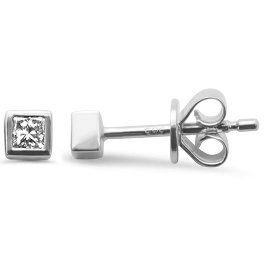 Pendientes pequeños de oro blanco de 14K con diamante de corte princesa de 0,12 ct, color G, pureza SI.