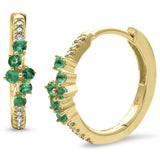 <span style="color:purple">¡ESPECIAL!</span> Aretes de aro de oro amarillo de 14 quilates con diamantes y esmeraldas de .27 ct G SI