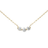 <span style="color:purple">¡ESPECIAL!</span> Collar con colgante de tres diamantes de .25 ct, color G, pureza SI, oro amarillo de 14K, cadena de 45.72 cm de largo