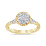 <span style="color:purple">¡ESPECIAL!</span> Anillo de compromiso de oro amarillo de 14K con diamantes redondos y baguette de .18ct G SI, talla 6.5