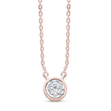 <span>¡LIQUIDACIÓN DE DIAMANTES! </span>Colgante de diamante redondo solitario con bisel de oro rosa de 14 quilates de 0,06 ct y collar de 18"