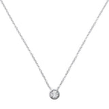 <span>¡LIQUIDACIÓN DE DIAMANTES! </span>Colgante solitario de diamante redondo con bisel de oro blanco de 14kt y 0,07 ct con cadena de 18"